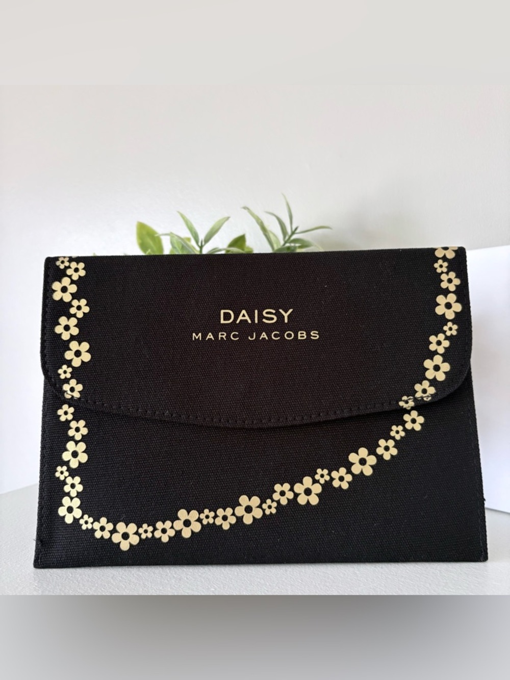 MARC JACOBS Daisy Black Cosmetic Pouch with Gold Daisy Print NIB - Picture 4 of 4
